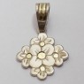 (p1557)Colgante de plata y apliques de oro motivo de flores.