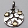 (p1559)Colgante de plata redondo con motivo de flores.