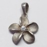 (p1561)Colgante de plata en forma de flor abierta.