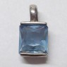 (p1569)Colgante de plata con piedra azul facetada central.
