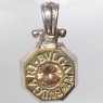 (p1583)Colgante de plata con apliques de oro y piedra sint�tica.