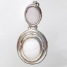 (p1620)Silver pendant in oval shape with nacre center.