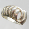 (r1478)Anillo de plata con patr�n de ondas.