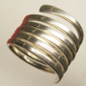 (r1502)Anillo de plata en forma enroscada.