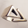 (r1523)Anillo de plata en forma triangular.