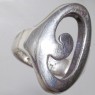 (r1538)Anillo de plata ovalado con dise�o de onda.